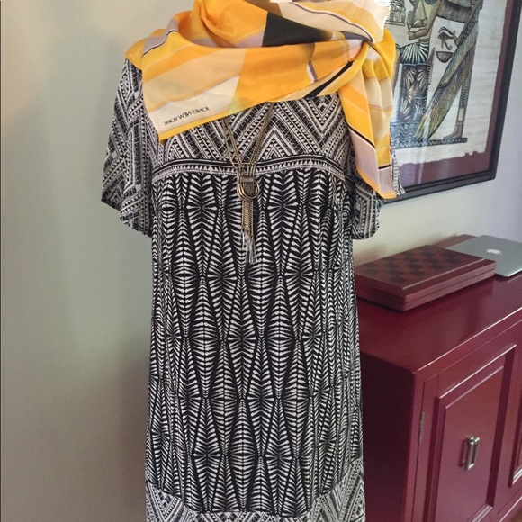 Black and white loose fitting dress. - Picture 6 of 7